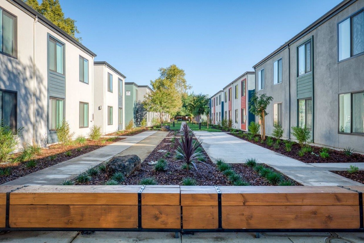 Courtyard at Artisan Square Apartments Sacramento, CA