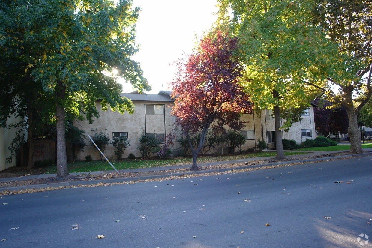 Building Photo - 297 E 9th St