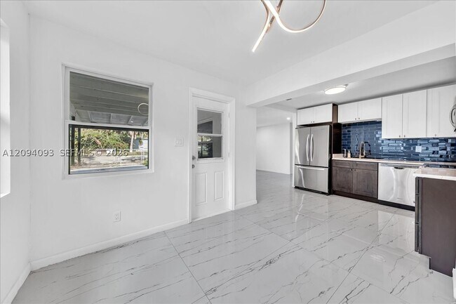 Foto del edificio - 535 NW 23rd Ave