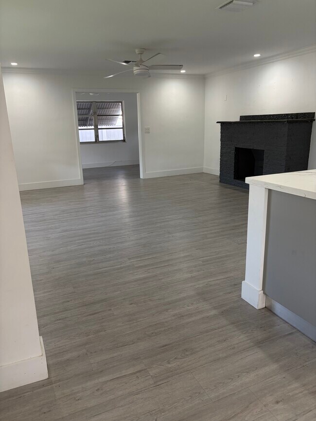 Sala de estar y estudio - 1110 SW 31st St
