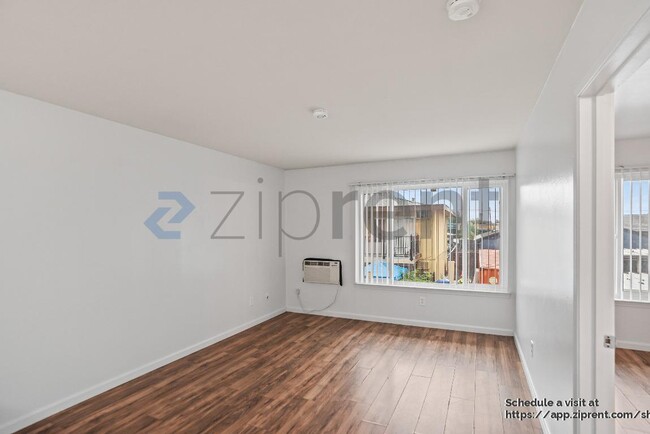 Foto del edificio - 100 Village Dr