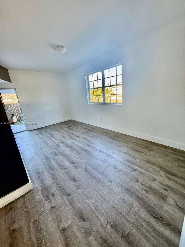 Foto del edificio - 7450 NW 145th St