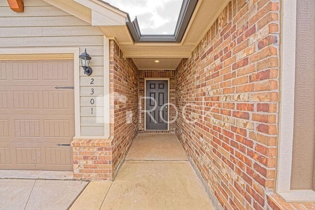 Building Photo - 2301 Scarlet Ln