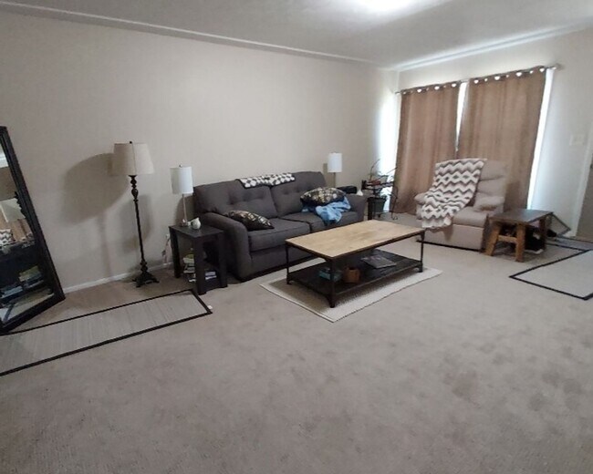 Foto del edificio - 2 Bedroom 1.5 Bathroom duplex in Hudson