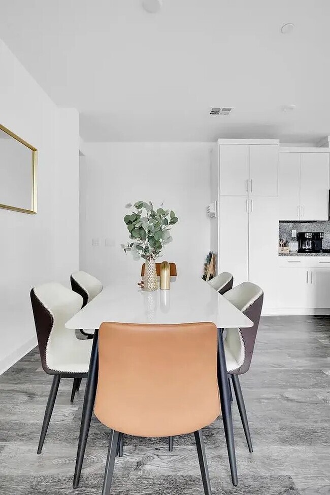 Área de comedor - 2003 W Bushell St