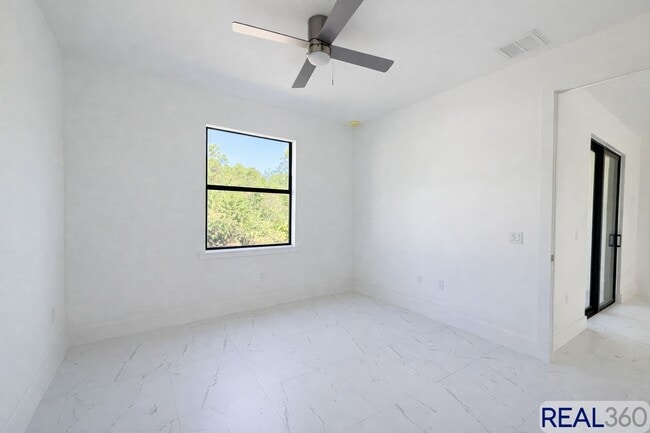 Foto del edificio - 1045-1047 Jaguar Blvd