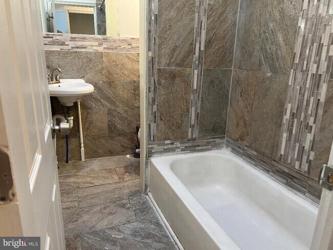 Foto del edificio - 3508 Mantua Ave