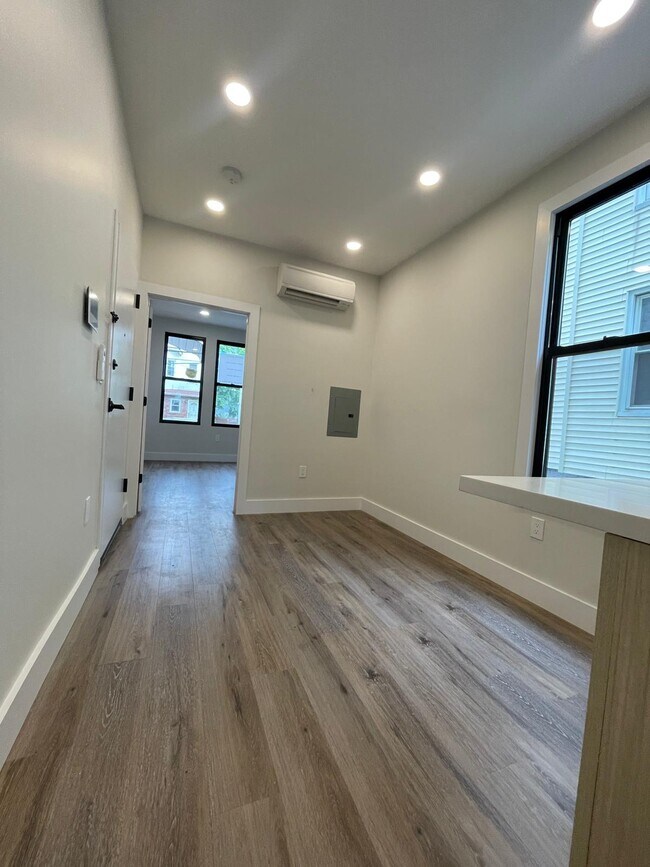 128 Bayview Ave 2L - 126 Bayview Ave
