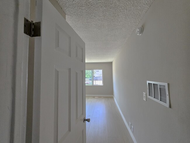 Foto del edificio - 13535 Victory Blvd Apartments