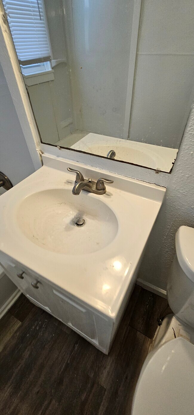 Foto del edificio - 10716 Bennington Ave