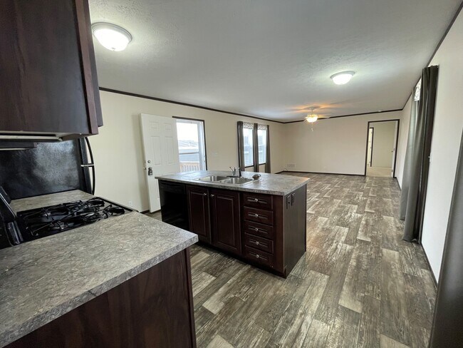 Foto del edificio - 235 Schirra Ave