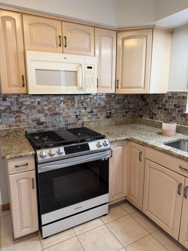 Building Photo - 3550 Kings Point Dr