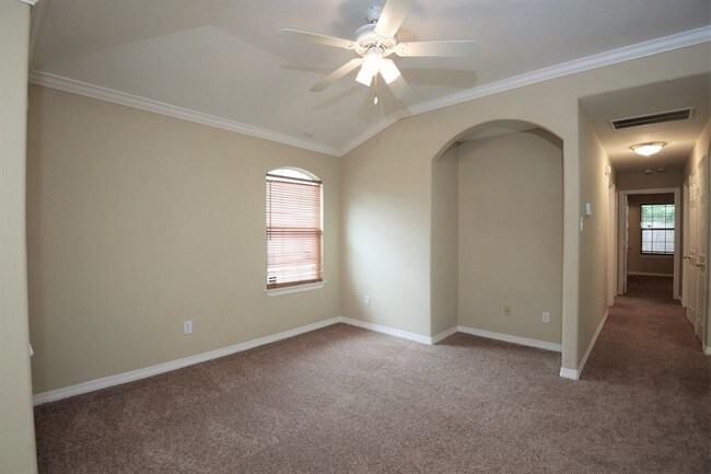 Building Photo - College Duplex ready for Move-in!