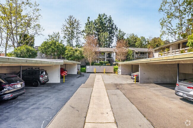 Building Photo - 23732 Hillhurst Dr