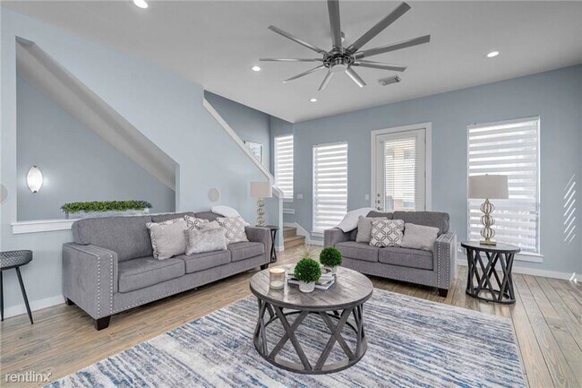 Building Photo - 2 br, 2.5 bath  - 1209 Kinney Ave Apt D