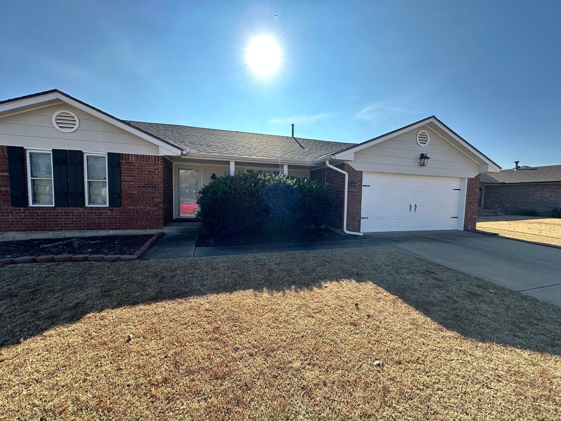 Foto principal - Spacious 3-Bedroom, 2-Bath Home in SE OKC!