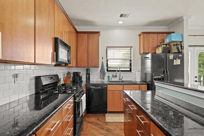 Foto del edificio - 2424 Navigation Blvd