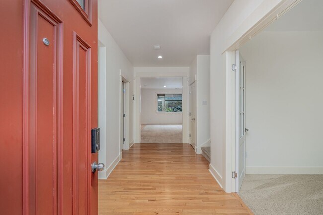 Foto del edificio - Beautiful Craftsman home available for ren...