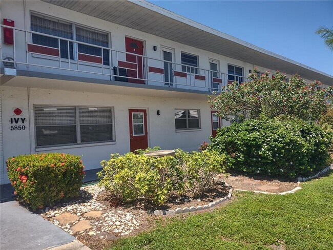 Foto del edificio - 5850 18th St N