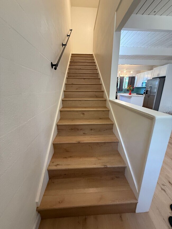 Foto del edificio - Updated Kahala Townhome – Pool, Parking & ...