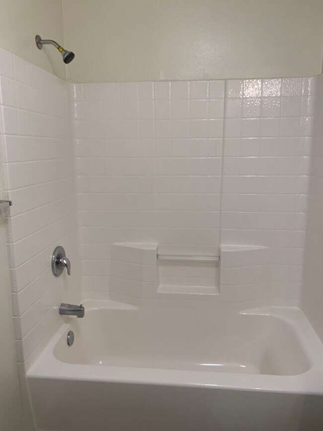 Foto del edificio - 3 Bed, 2 Bath available on Bella Oaks comi...