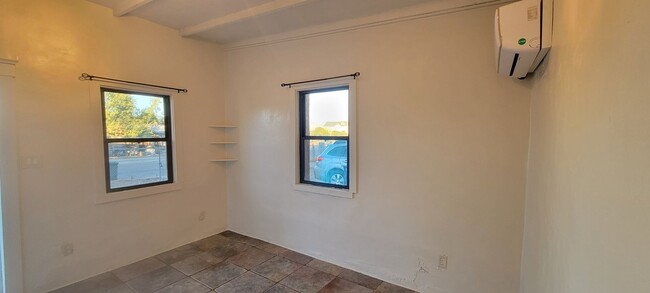 Building Photo - Cute 1940s Adobe 1 BR near Bike Path, Barr...