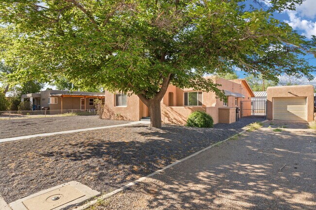 Foto del edificio - 136 Velarde Rd NW