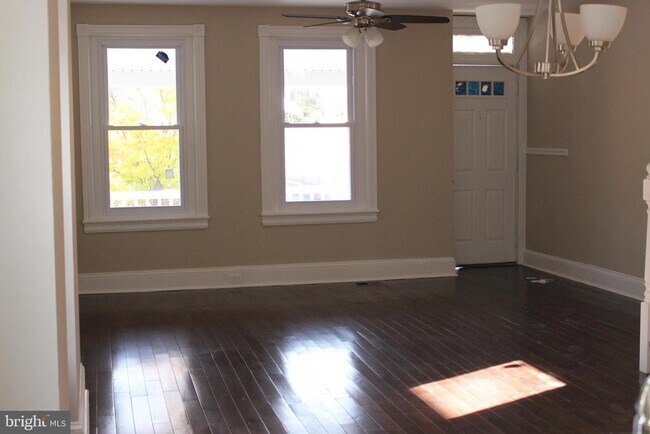 Foto del edificio - 330 W Washington St