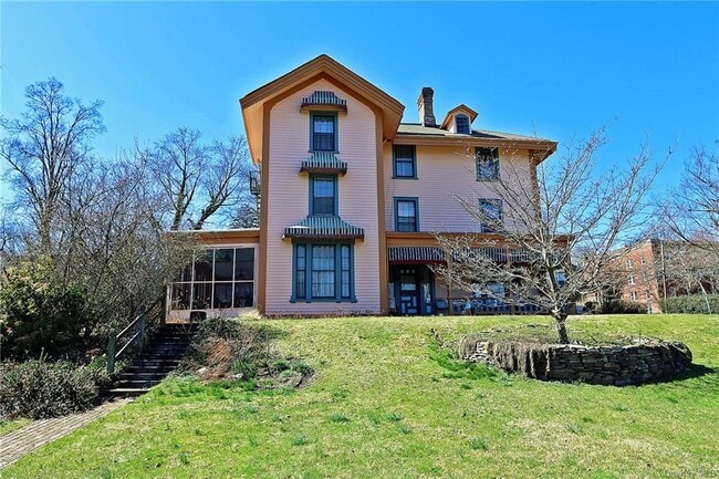 Building Photo - 333 Grand St