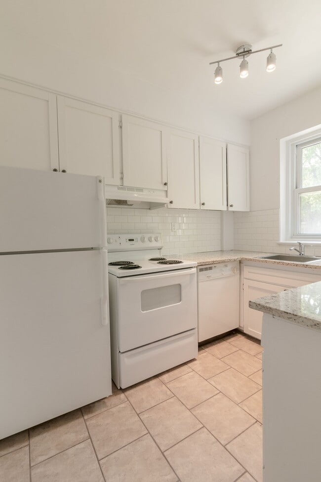 Building Photo - 10 Rosemount