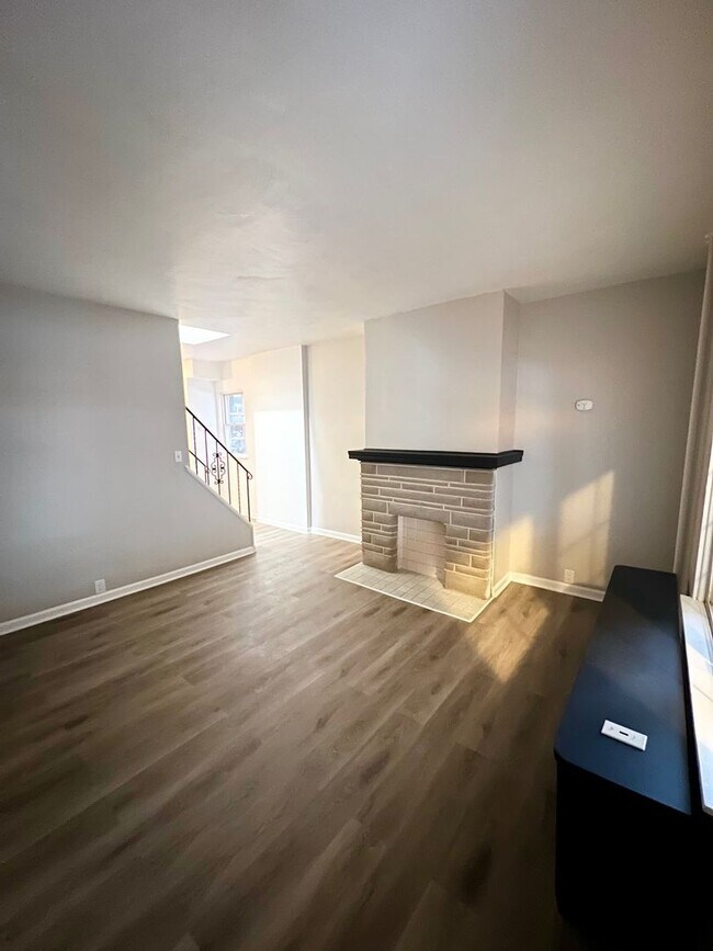 Building Photo - Entirely Renovated 2 bed, 1 full bath in E...