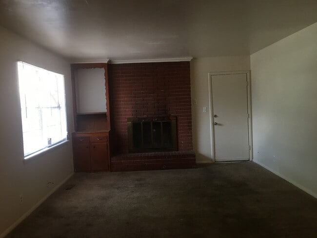 Building Photo - 3 Bedroom 2 Bath Duplex