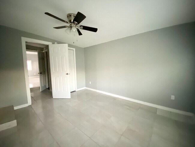 Building Photo - Cute 3 bedroom/1 bath with a Brand New Kit...
