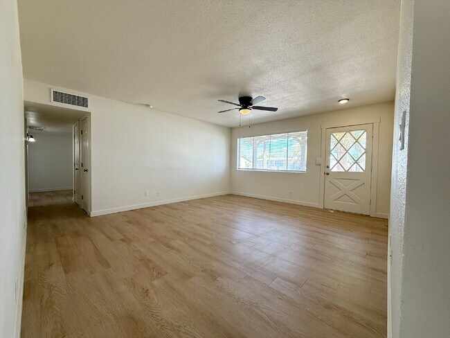 Building Photo - Charming 3-Bedroom Oasis with 2 Full Baths...