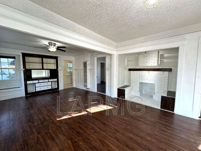 Foto del edificio - 4007 1/2-4425 1/2 S Van Ness Ave