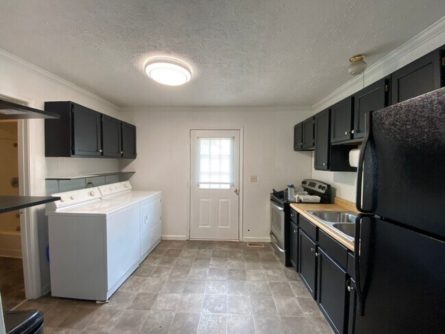 Foto del edificio - 2 bed - 1 bath - 1 Car Garage Duplex w/ Utilities