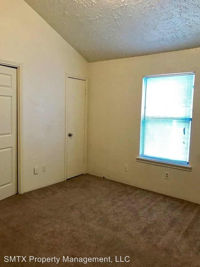 Building Photo - 1117 N LBJ Dr