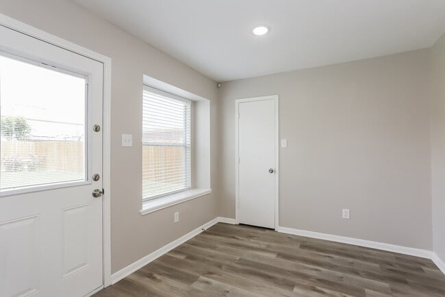 Building Photo - 2431 Fox River Ln