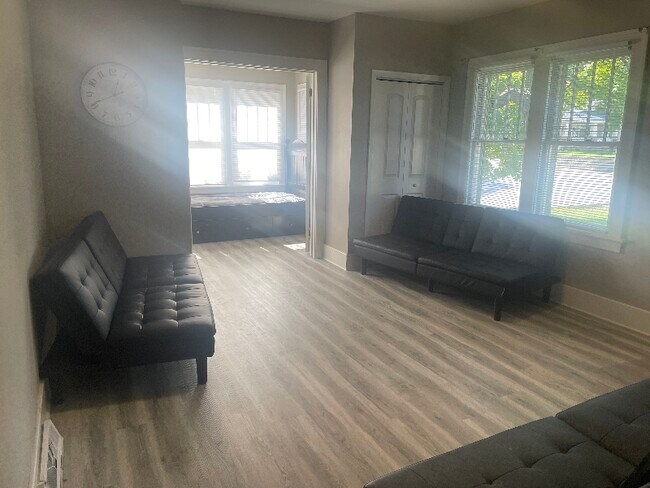 Building Photo - 1021 Keokuk St