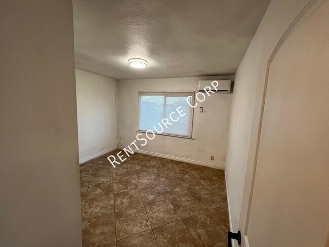 Building Photo - 2 Bedroom Duplex for Rent in Barstow
