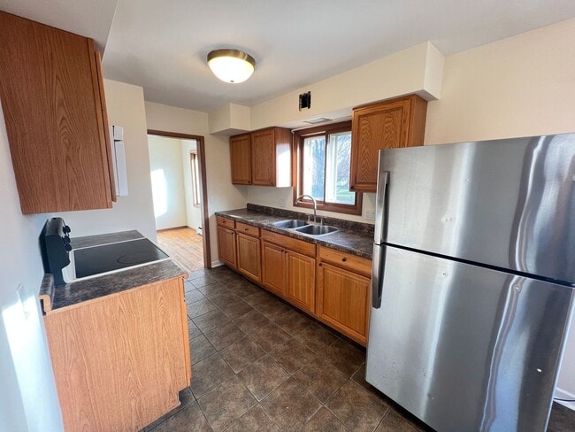 Building Photo - AVAILABLE JUNE 2025! HUGE 5 Bedroom, 2 Bath Home by UMD!