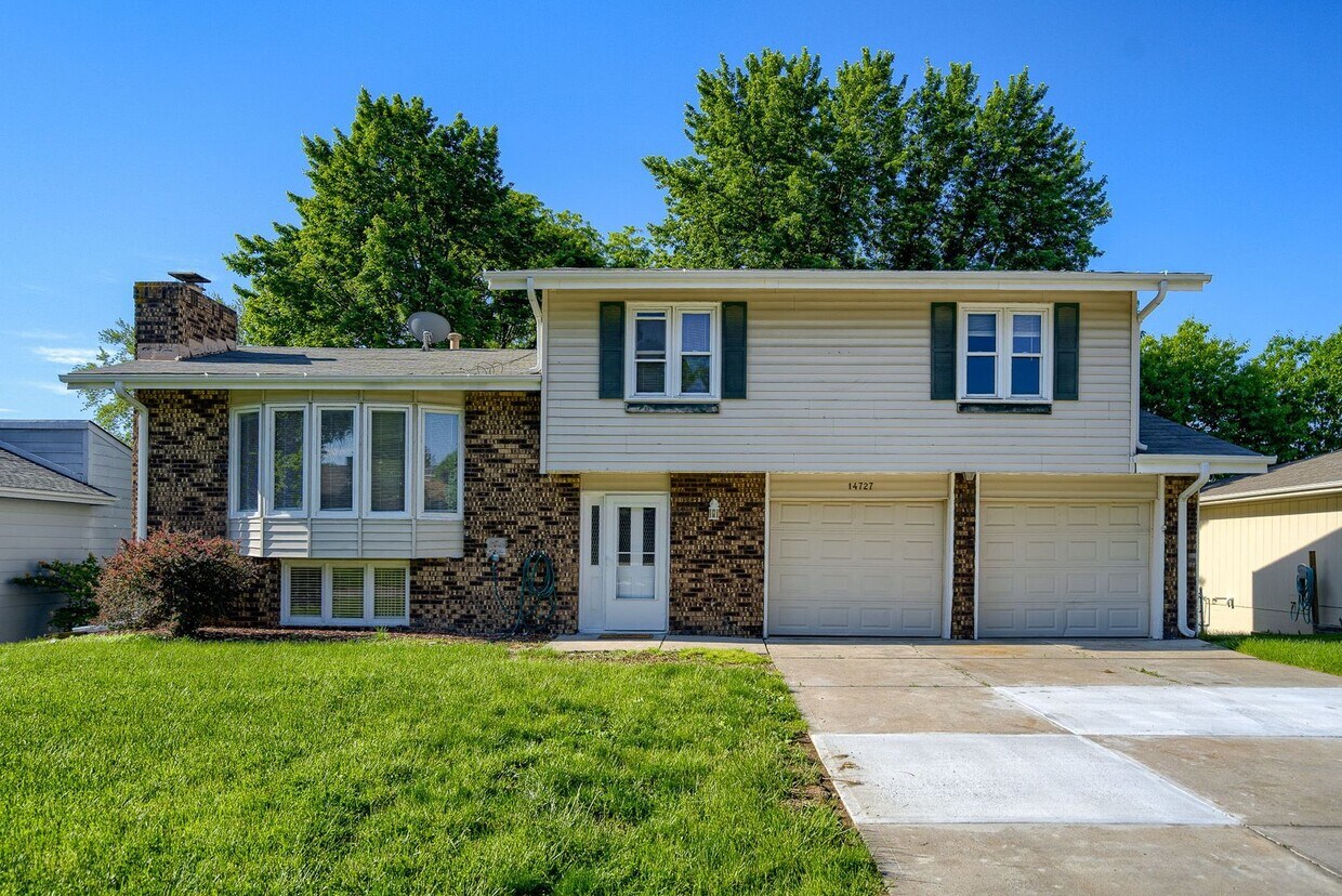 Primary Photo - Spacious 5 Bedroom In Harvey Oaks With 2 A...
