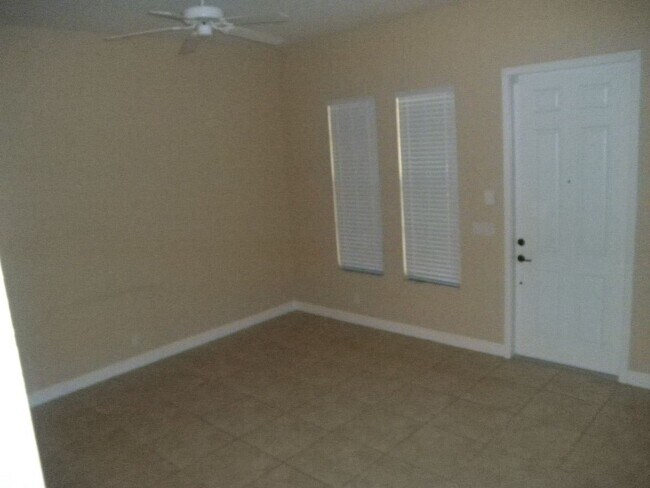 Foto del edificio - 810 NW 82nd Pl