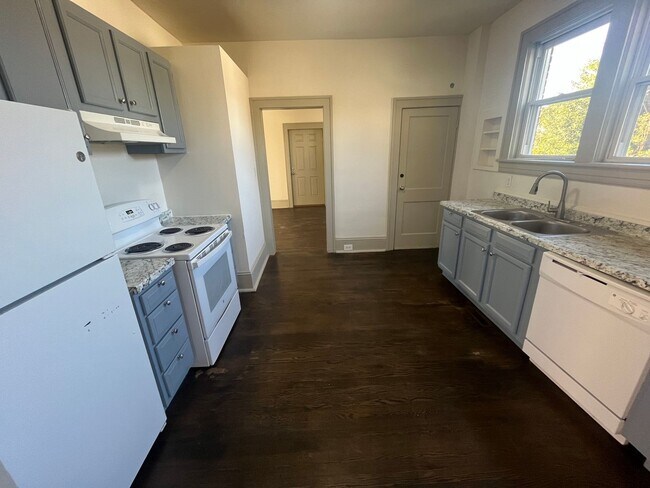 Foto del edificio - Spacious 4-Bedroom, 2-Bath Home with Porches & Basement