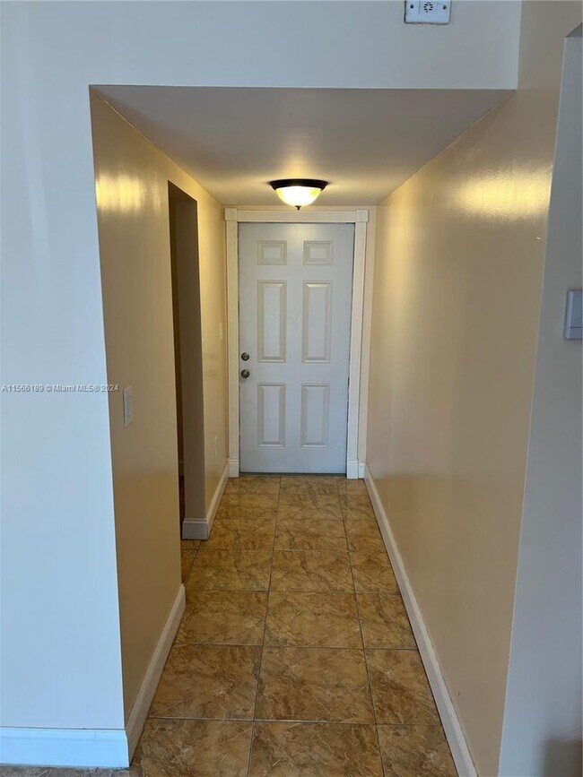 Building Photo - 15201 NE 6th Avenue C212, Miami, FL 33162