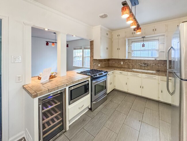 Building Photo - Donaldson