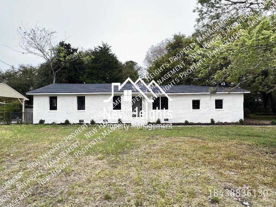 Foto principal - Renovated 3 Bedroom Home in West Ashley!