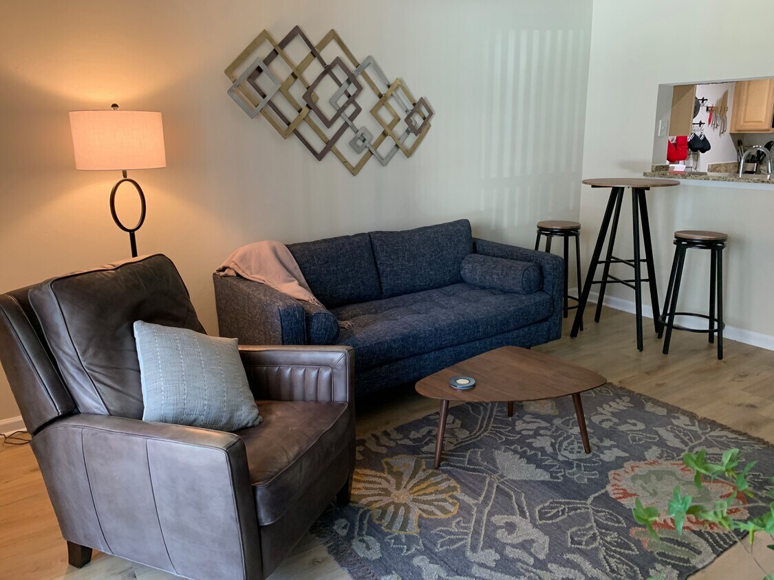 main living area - 3307 Wyndham Cir