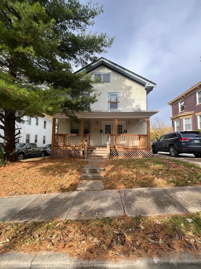 Building Photo - 3 Bedroom Duplex
