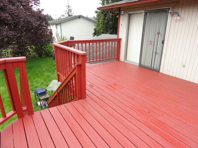 Building Photo - Spacious 3 Bedroom 1 3/4 Bath split level ...
